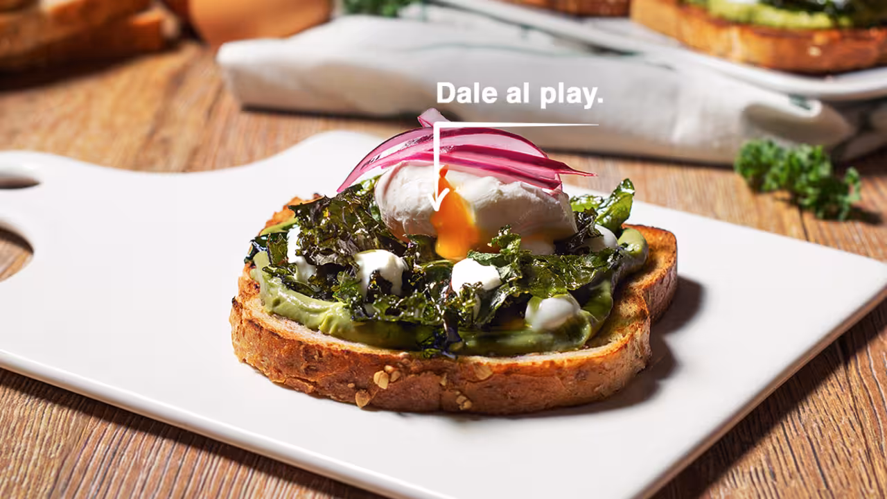 Tostada con aguacate y huevo poché