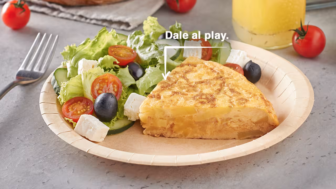 Tortilla de patatas y ensalada