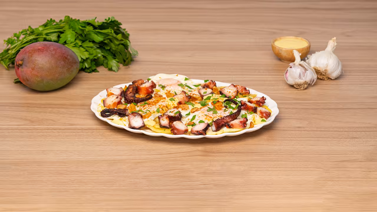 Pulpo frito con huevos y papas
