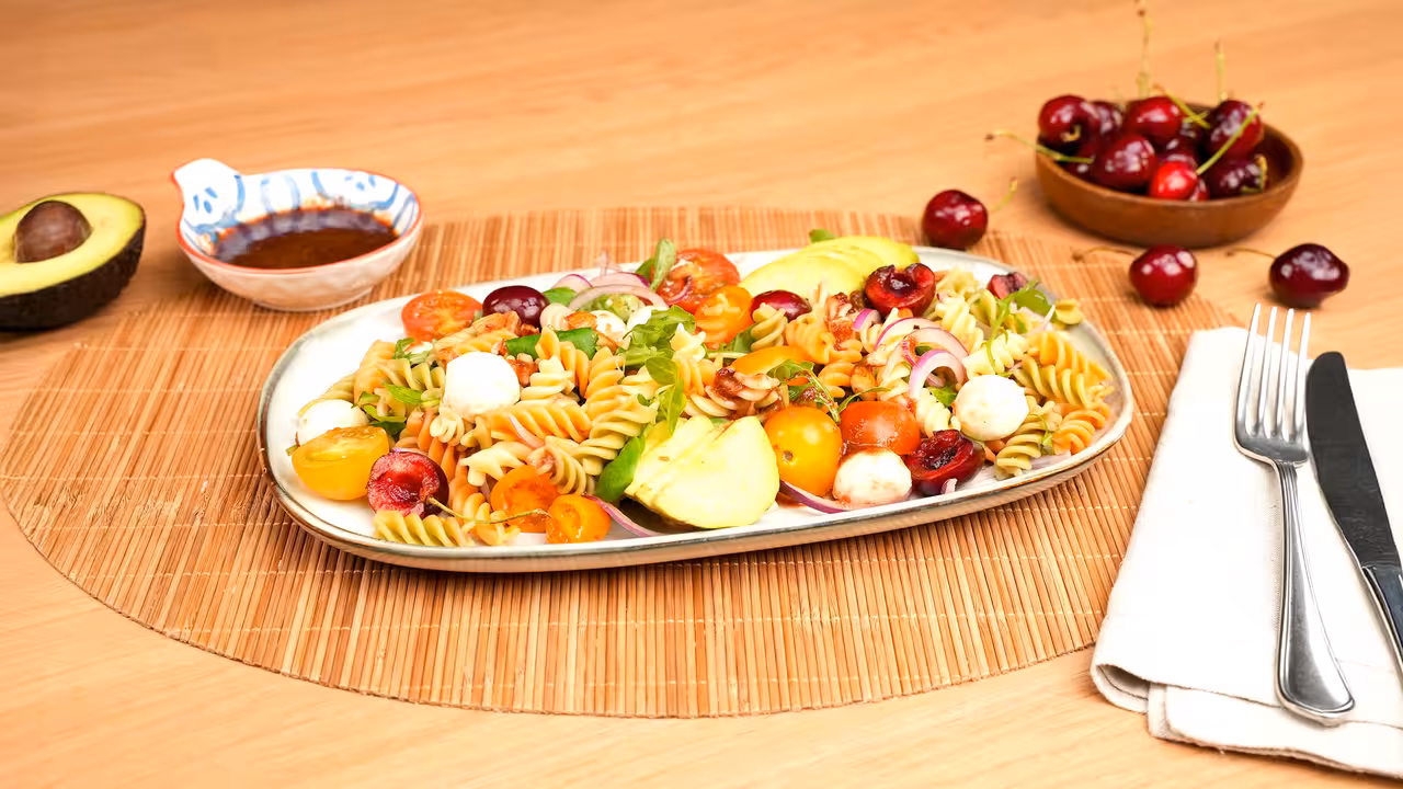 Ensalada de pasta y cerezas