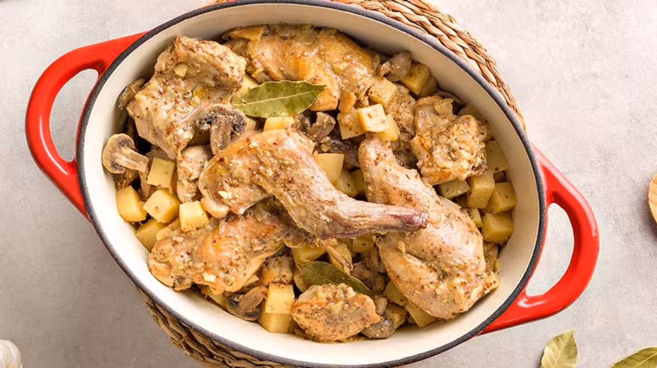 Conejo a la mostaza con champiñones y patatas