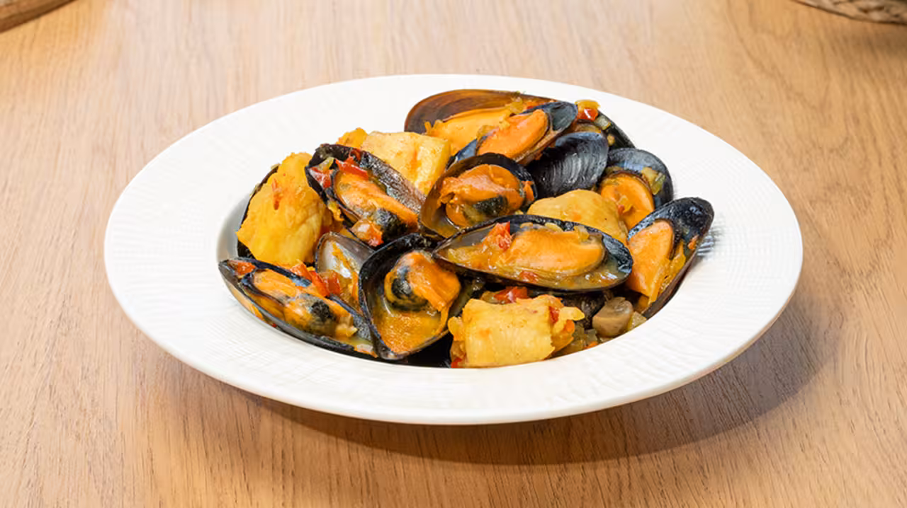 Guiso de mejillones y merluza