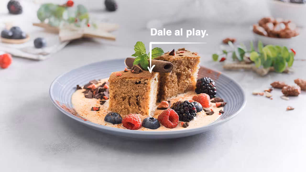 Dados de bizcocho, sopa de turrón y frutos rojos