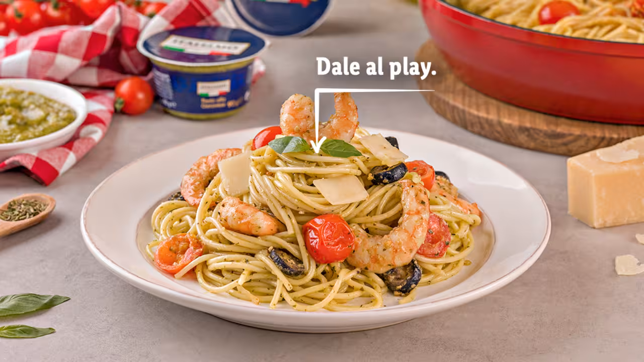 Espaguetis con salsa pesto Genovese y langostinos