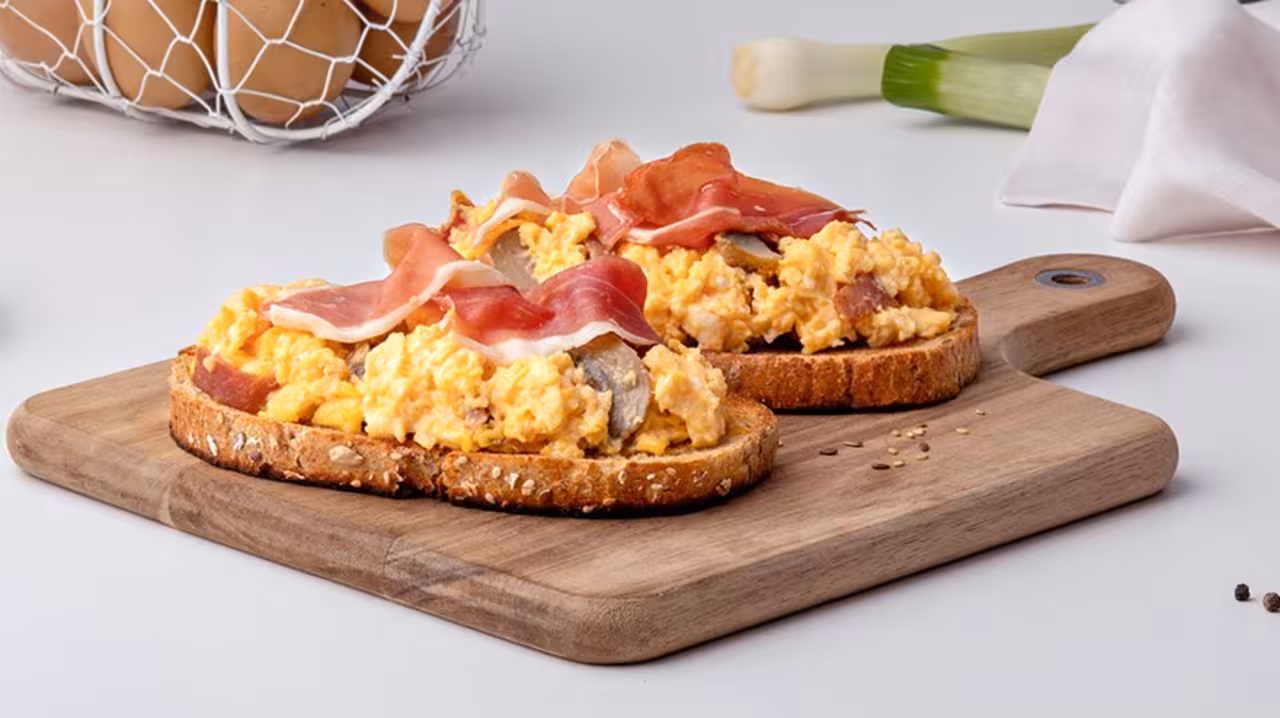 Tostada de revuelto con jamón
