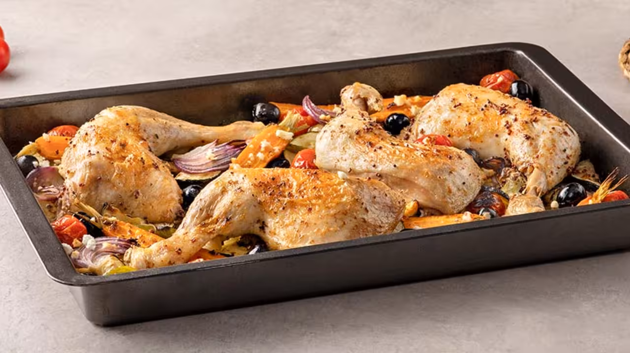 Cuartos traseros de pollo con verduras