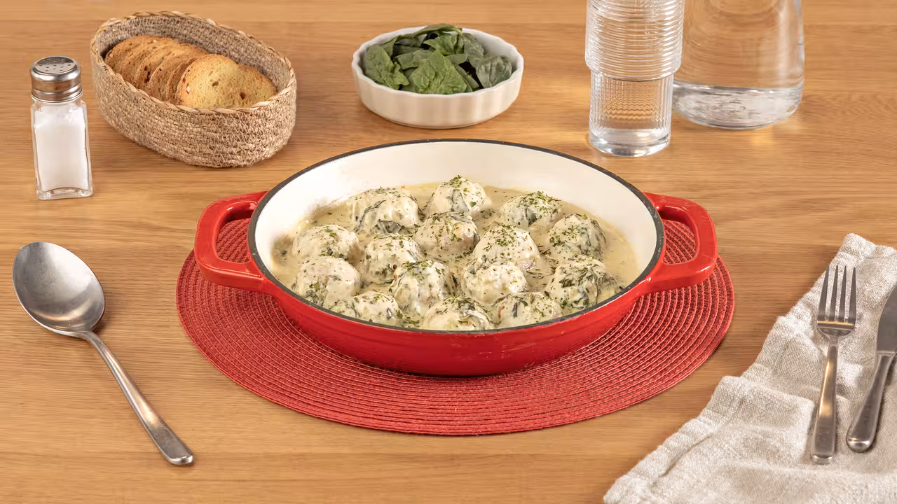 Albóndigas de pollo en salsa de espinacas