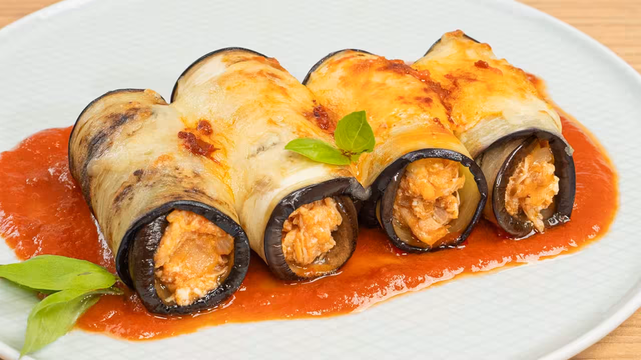 Canelones de berenjena rellenos de pollo asado