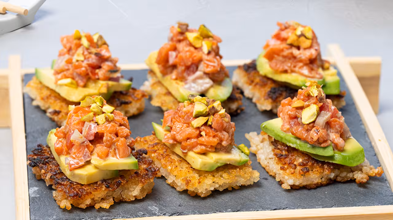 Bocados de arroz crujiente con salmón