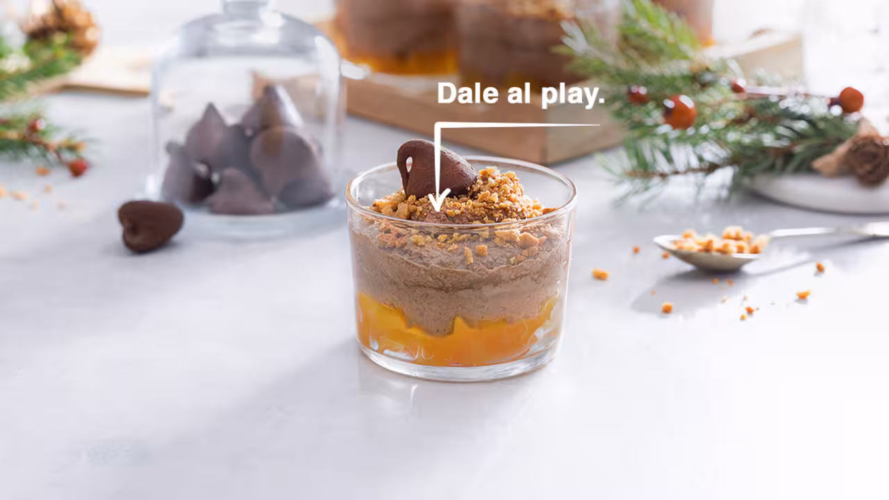Vasitos de melocotón, trufa y crumble de café