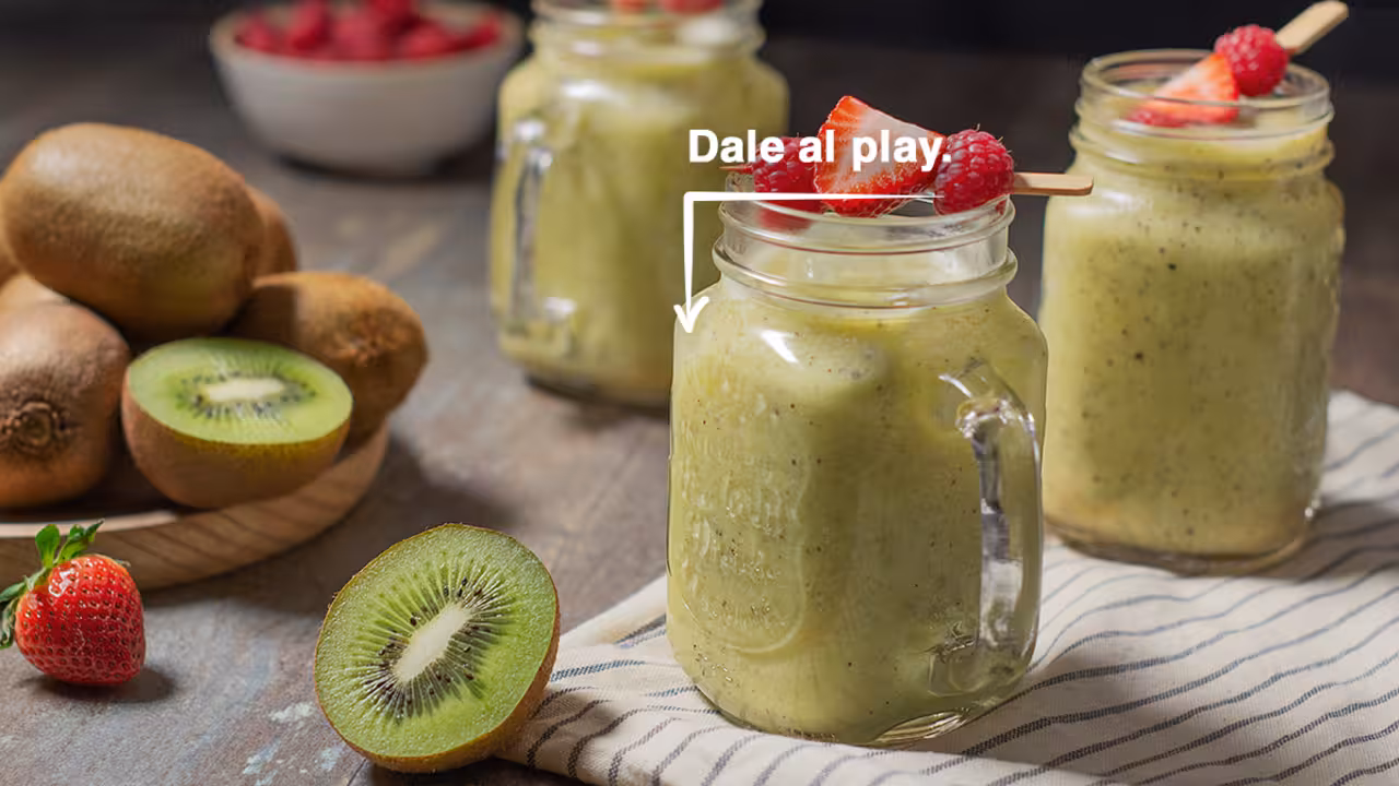Smoothie de kiwi, plátano y naranja