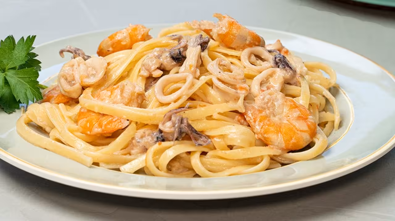 Tallarines cremosos con calamar y langostinos