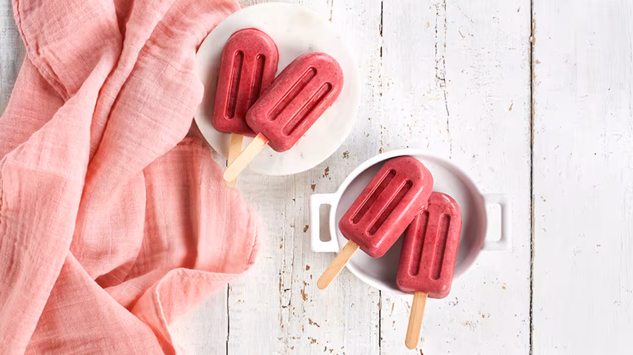 Polos de frutos rojos y yogur