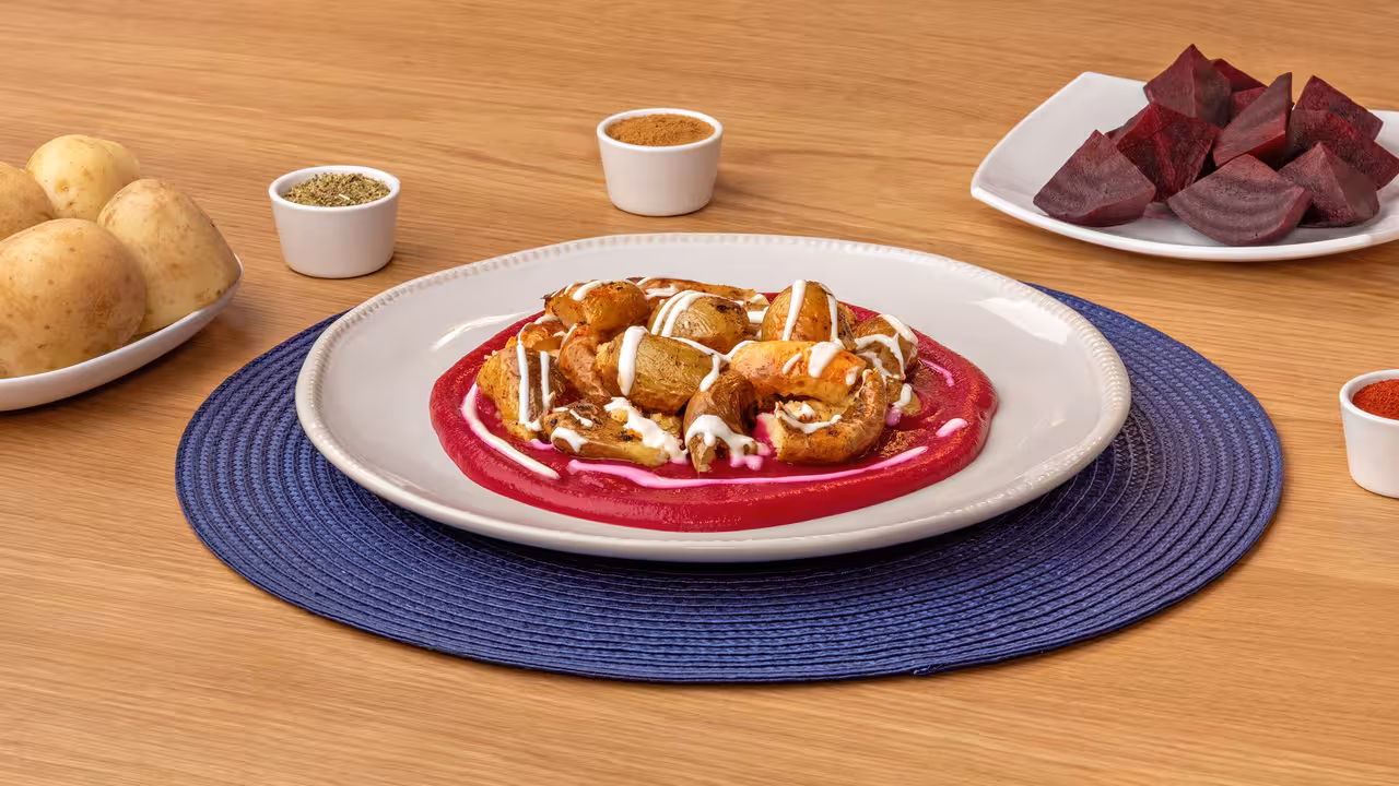 Patatas asadas con puré de remolacha