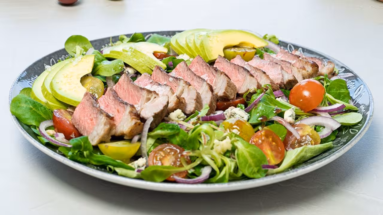 Ensalada de churrasco con aliño de cereza