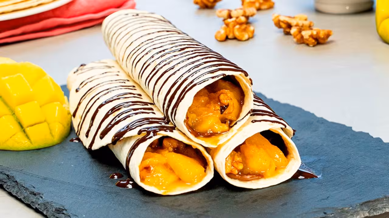Burritos dulces rellenos de manga y cacao