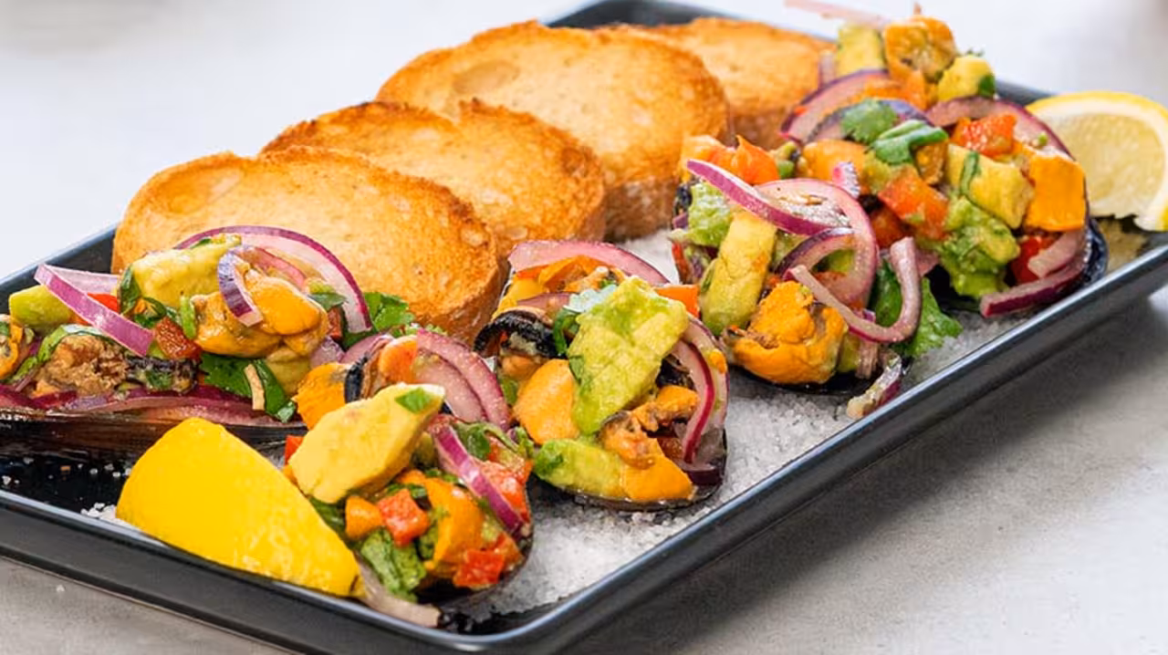 Ceviche de mejillones y aguacate