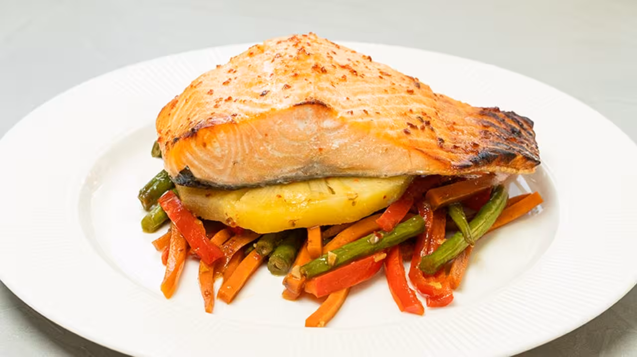 Salmón al horno con piña y verdura