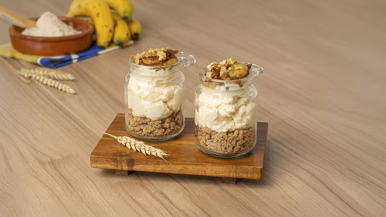 Vasitos de plátano, gofio y mousse de queso