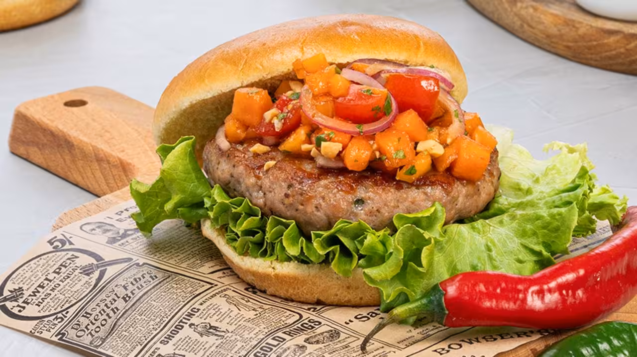 Hamburguesa de cerdo con ensalada thai