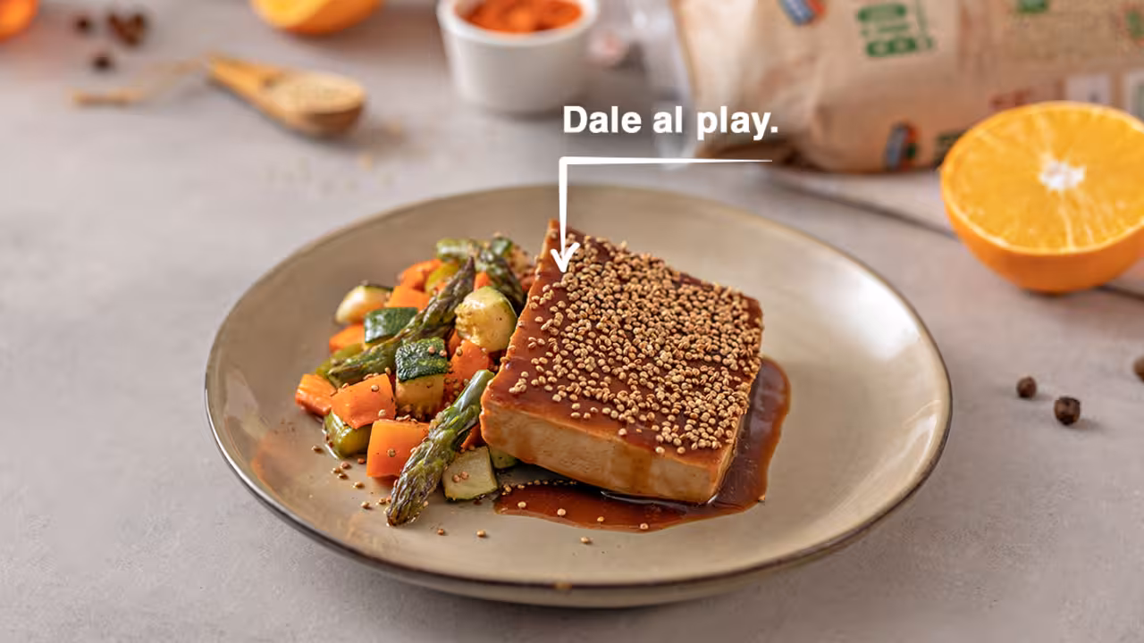 Tofu glaseado con naranja y verduras