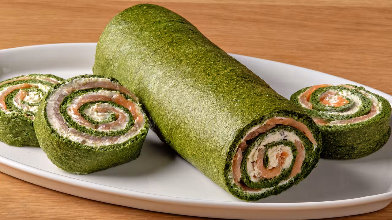 Rollo de espinacas con salmón