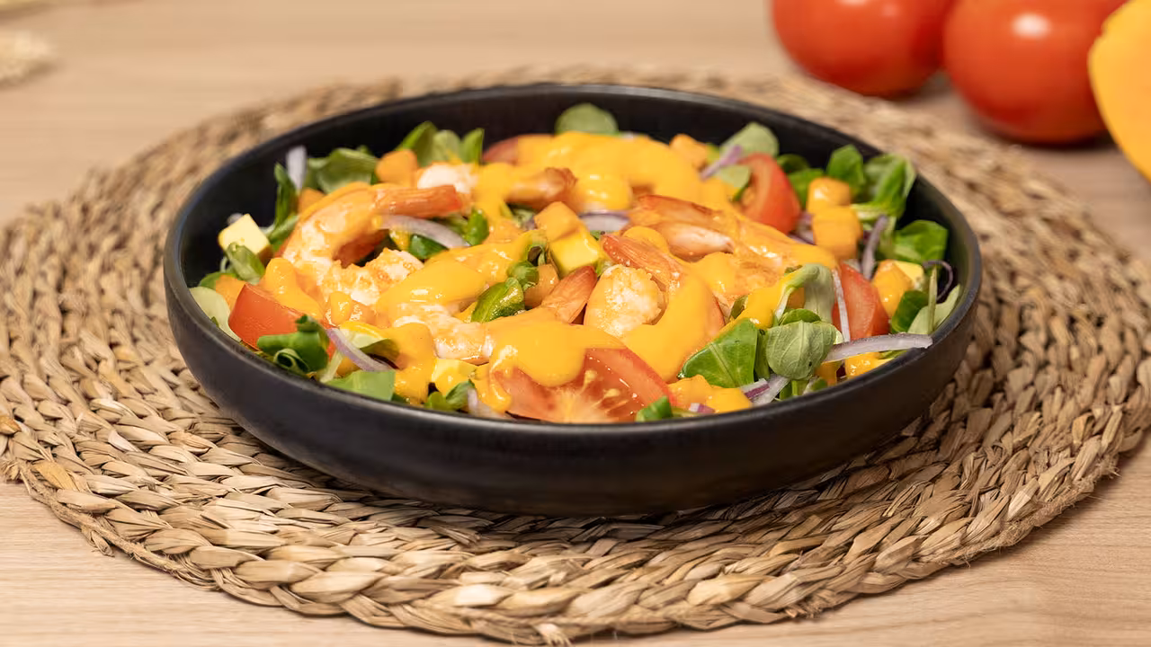 Ensalada de canónigos, langostinos y papaya