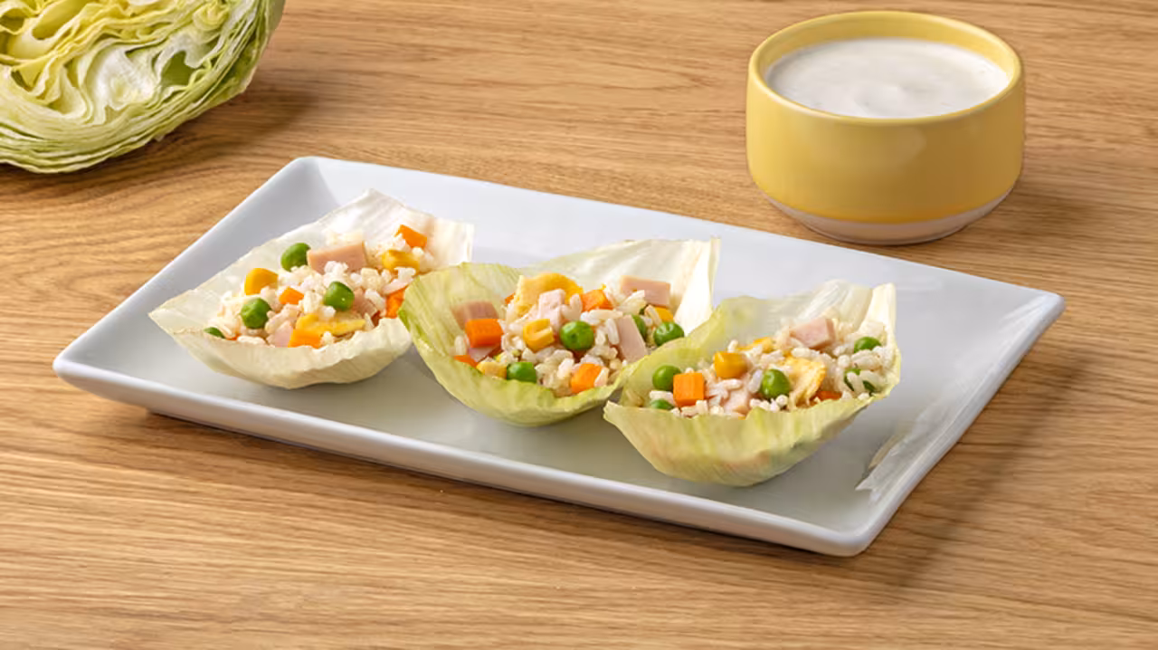 Tacos de lechuga con arroz