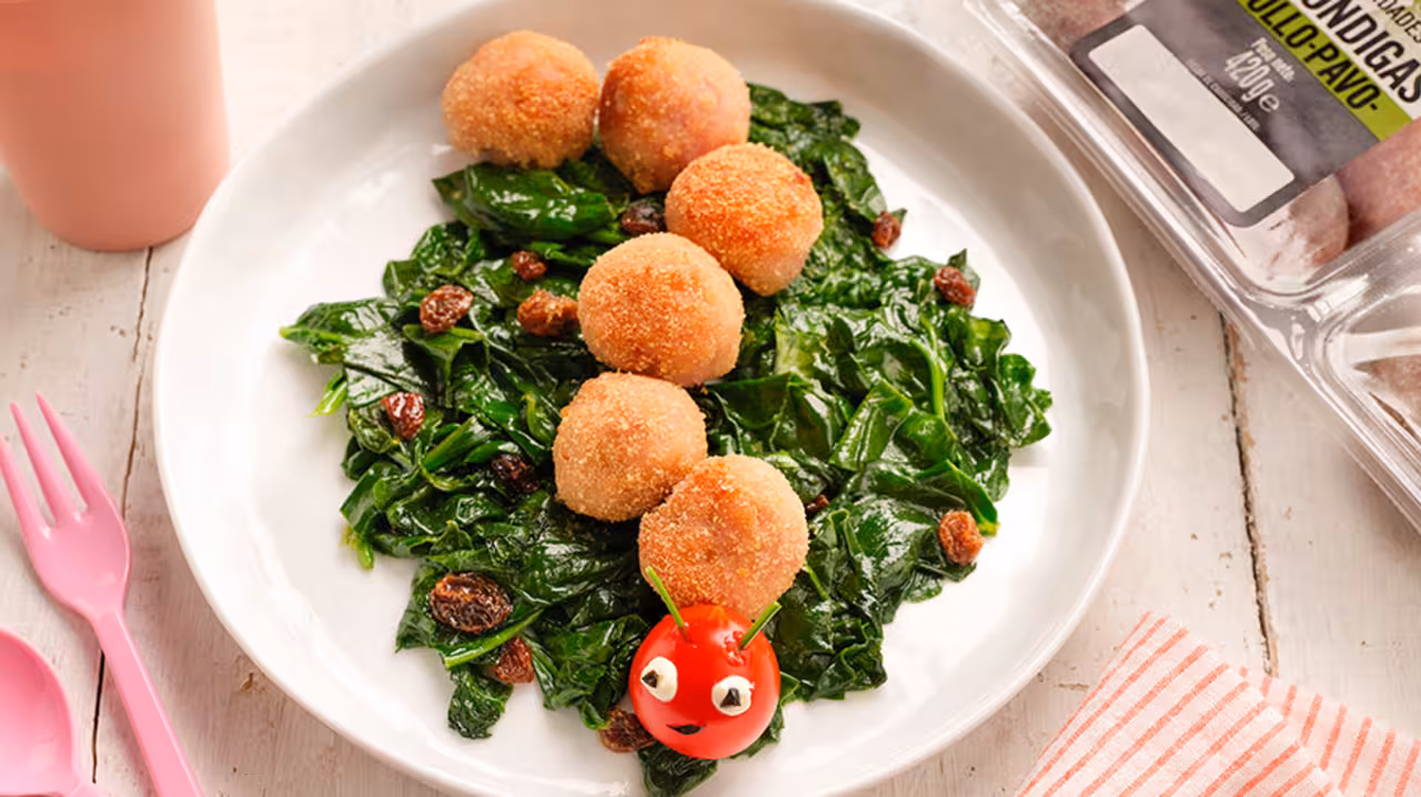 Albóndigas con guarnición de espinacas
