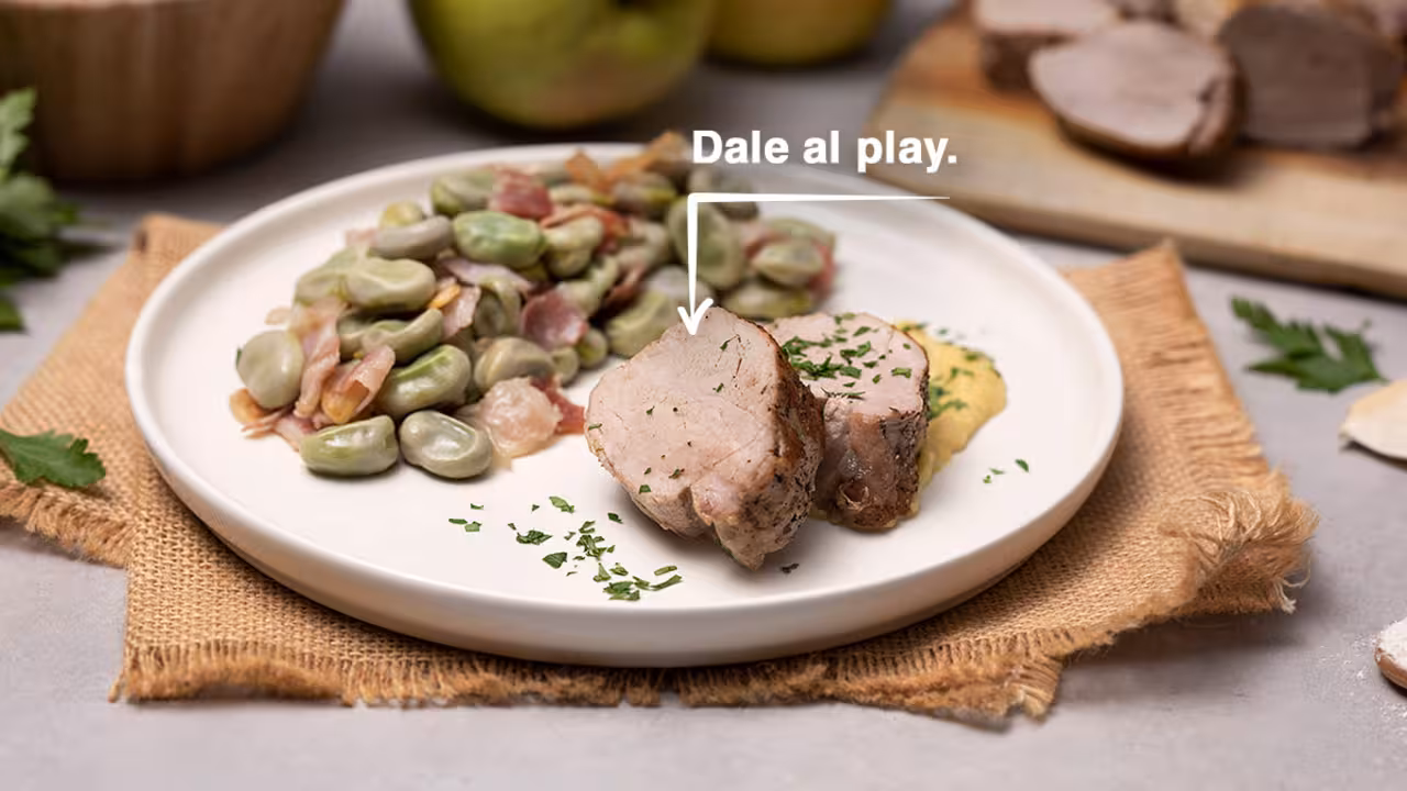 Solomillo de cerdo con habas y salsa de manzana