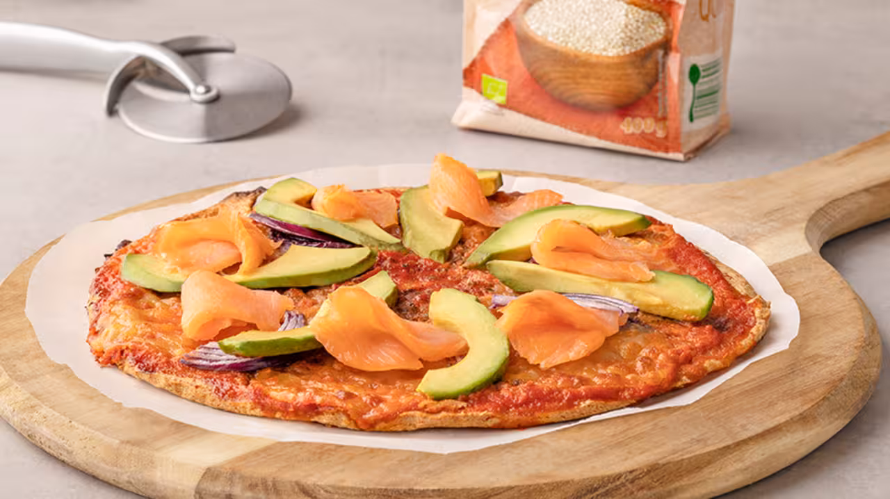 Pizza de aguacate y salmón con base de quinoa