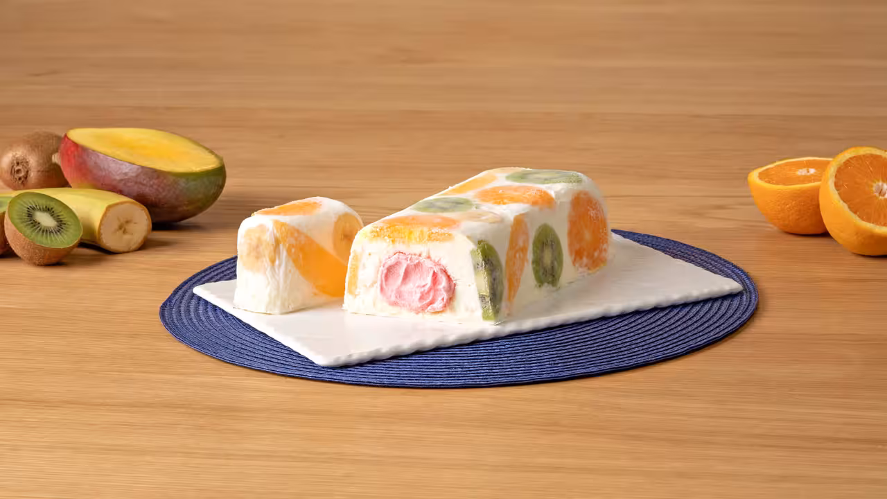 Postre de frutas con helado