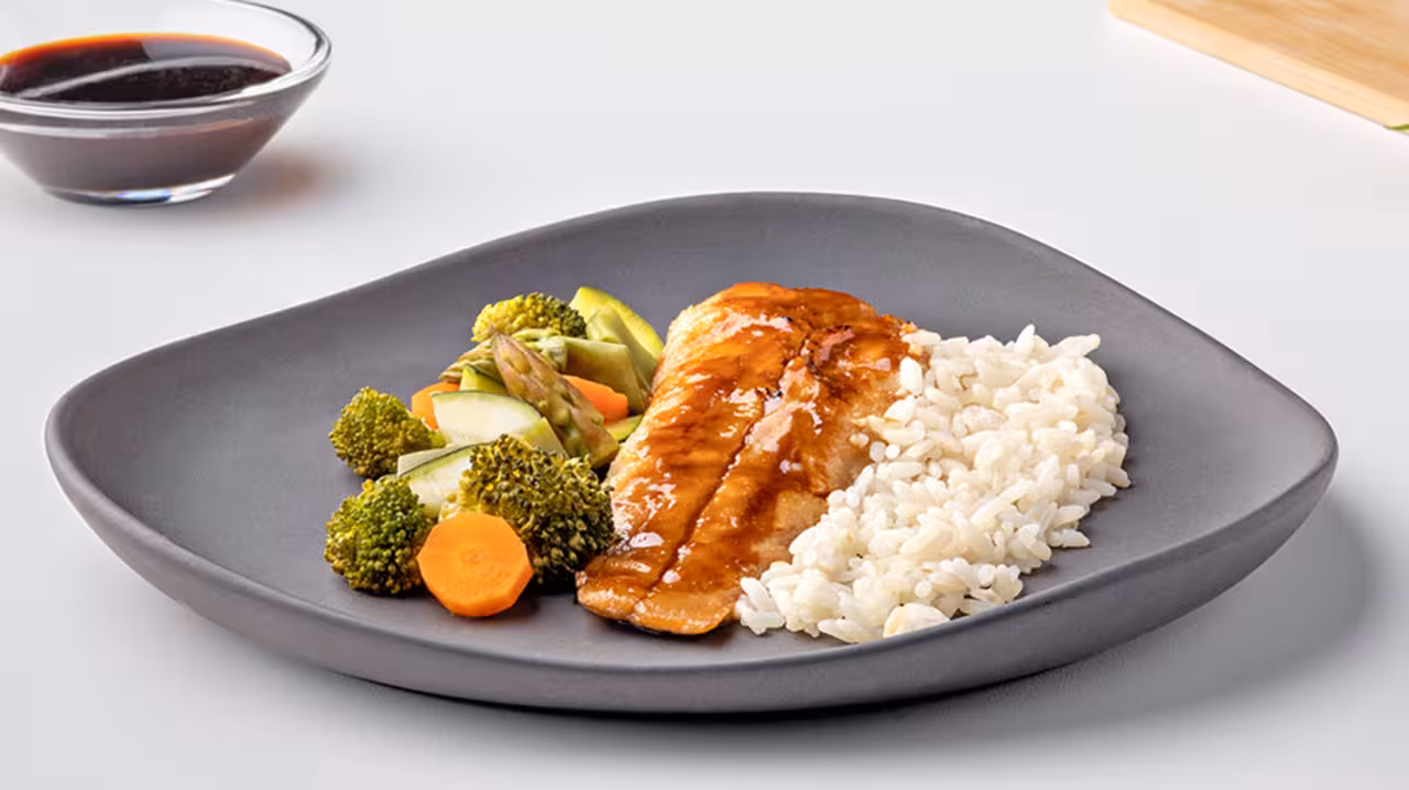 Merluza marinada y arroz con verduras