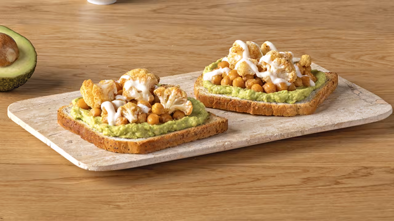 Tosta de garbanzos, coliflor y guacamole