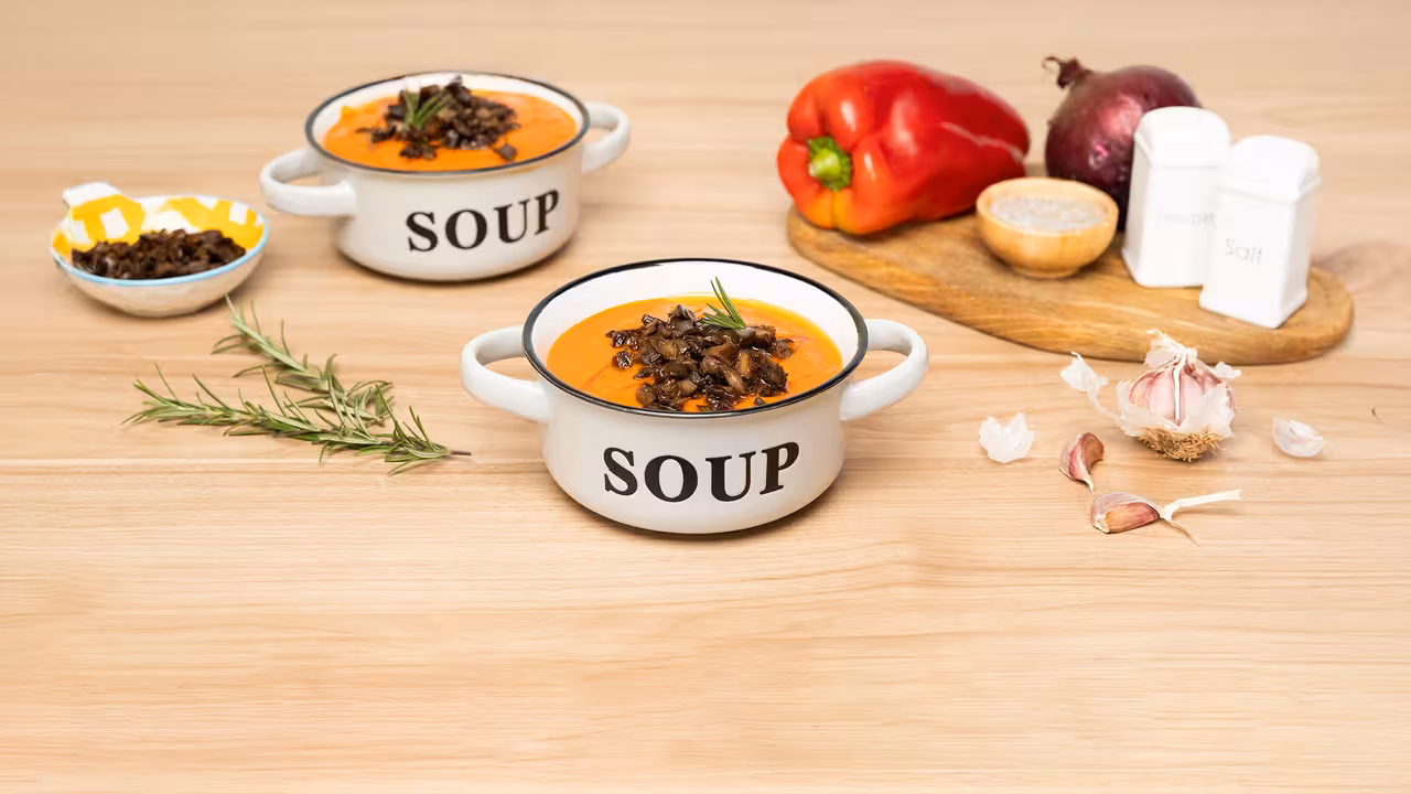 Crema de pimiento rojo, zanahoria y setas