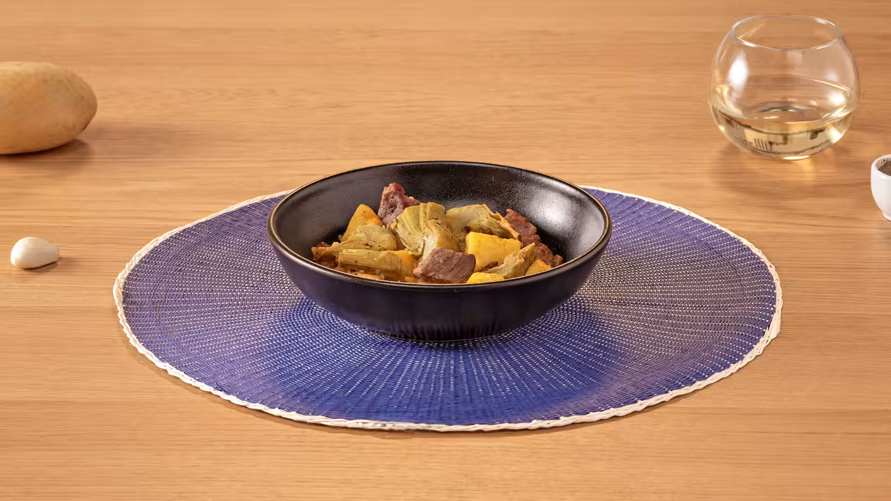 Costillas de cerdo con alcachofas y patatas