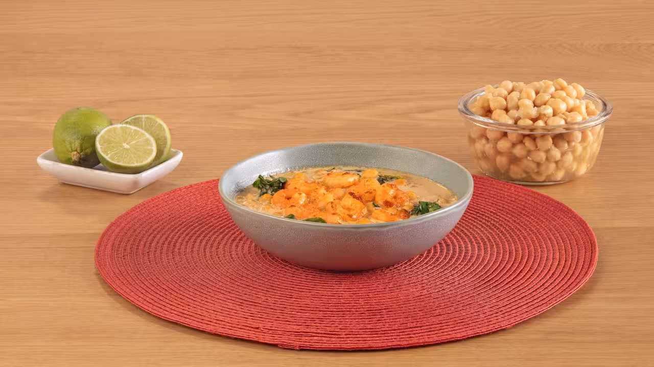 Sopa asiática de garbanzos y langostinos