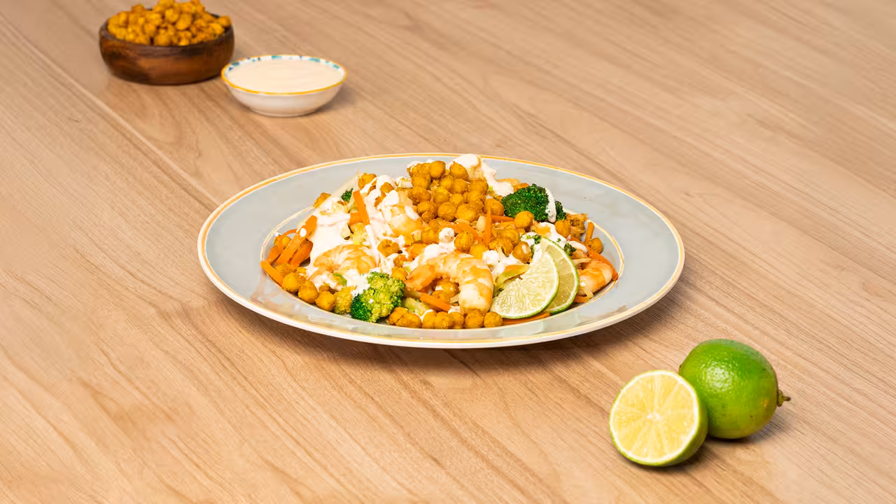 Wok de langostinos con garbanzos crujientes