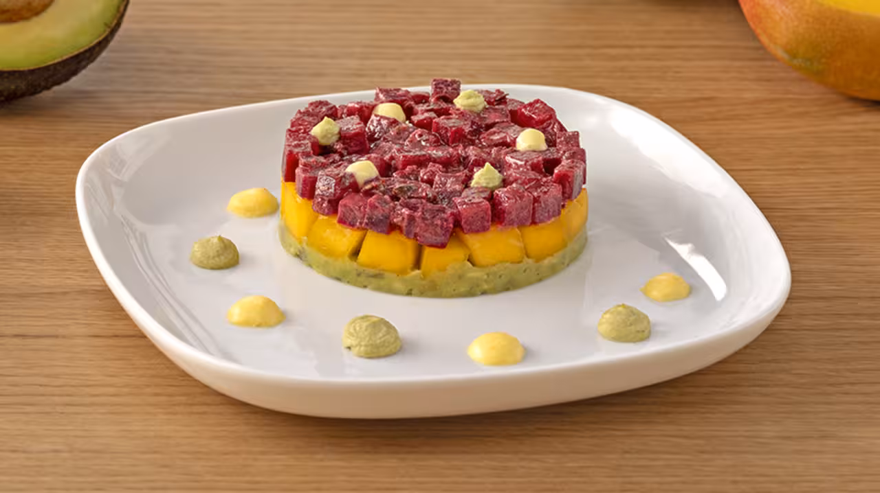 Tartar de remolacha, mango y aguacate