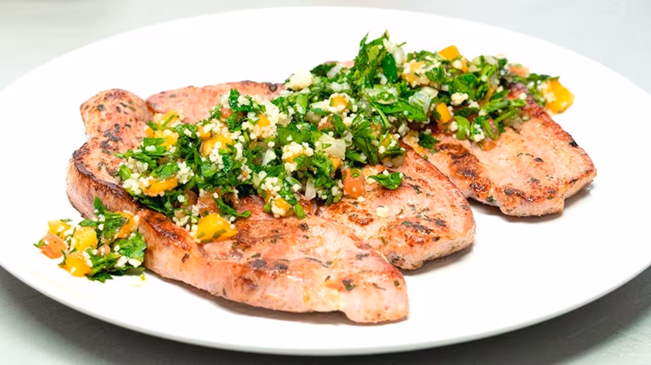 Chuletas de pavo al ajillo con tabulé de papaya