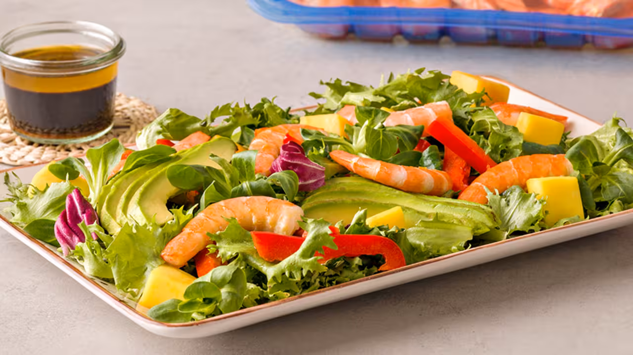 Ensalada de langostinos, mango y aguacate