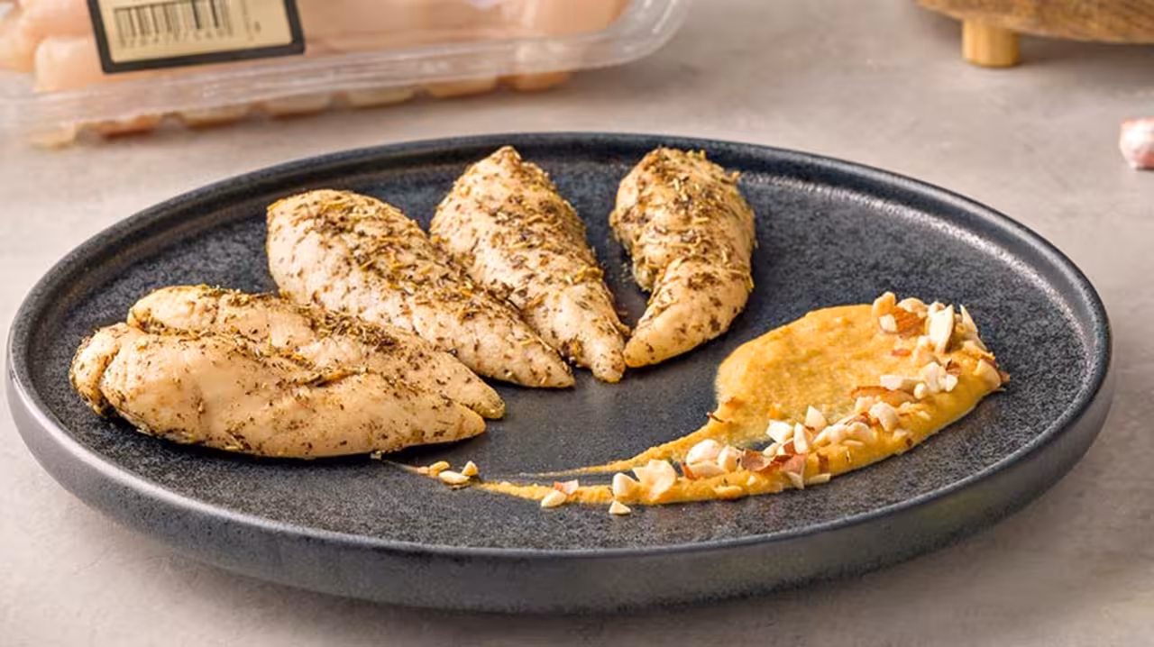 Solomillo de pollo con finas hierbas y salsa de calabaza