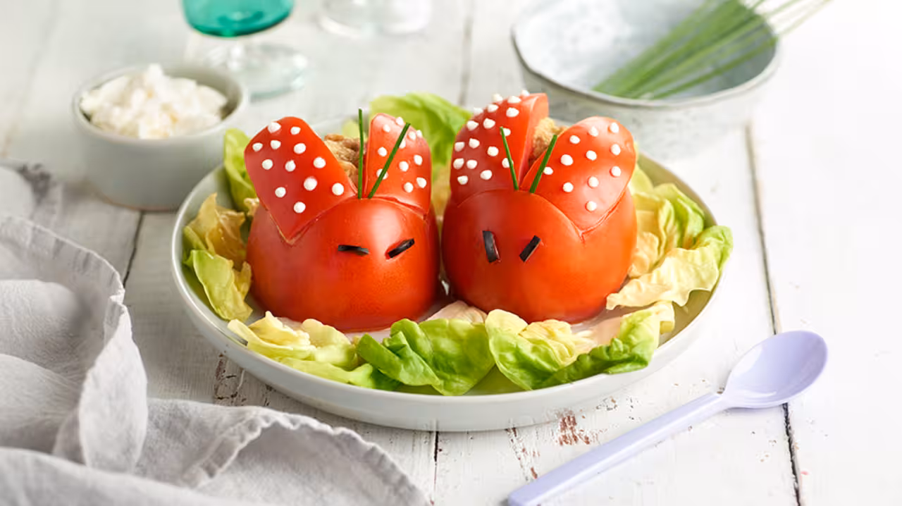 Tomates rellenos de caballa y aguacate