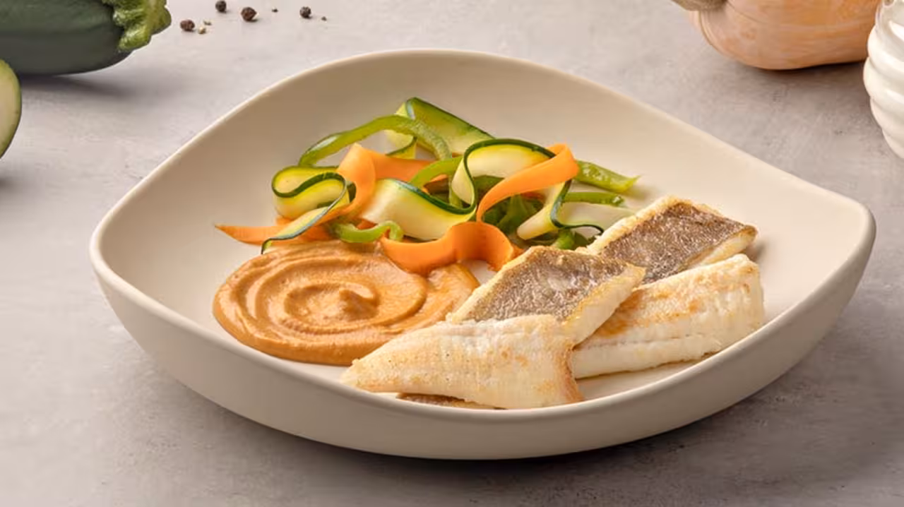 Gallo con crema de calabaza y verduras