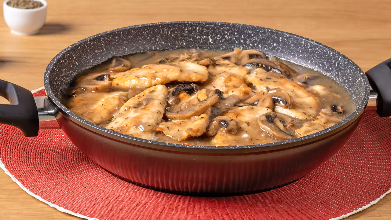 Pollo con champiñones al vino