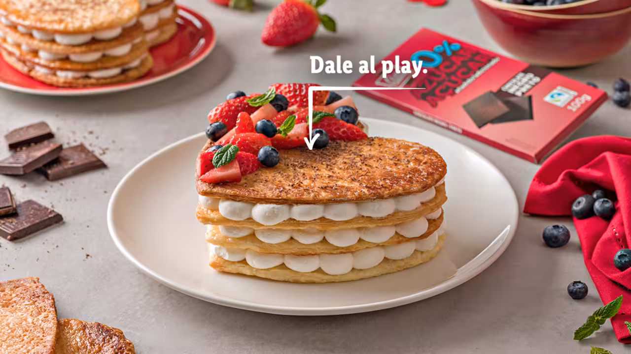 Corazón de milhojas de nata y frutas