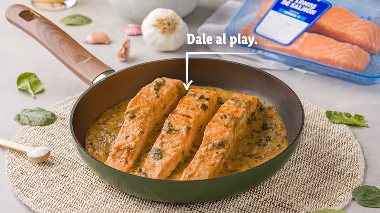 Salmón con salsa de ajo y espinacas