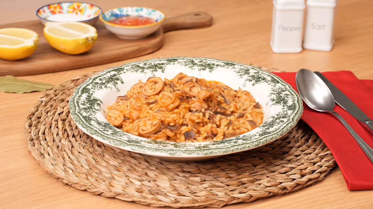 Arroz meloso de calamares encebollados