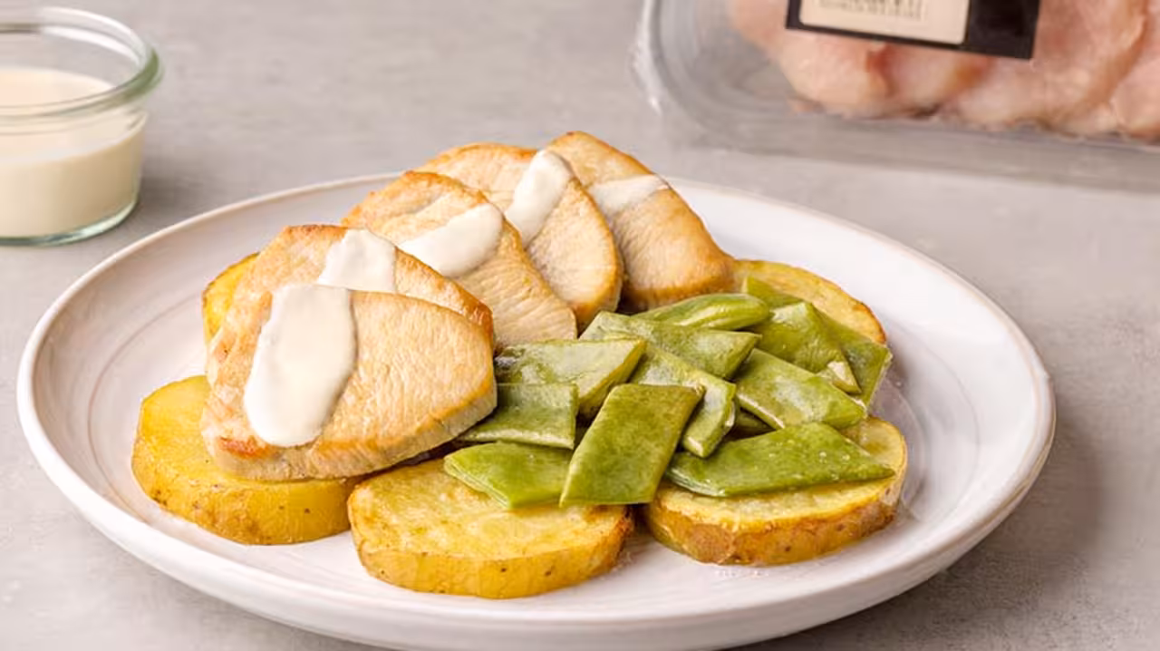 Medallones de pavo con judías y patatas al horno