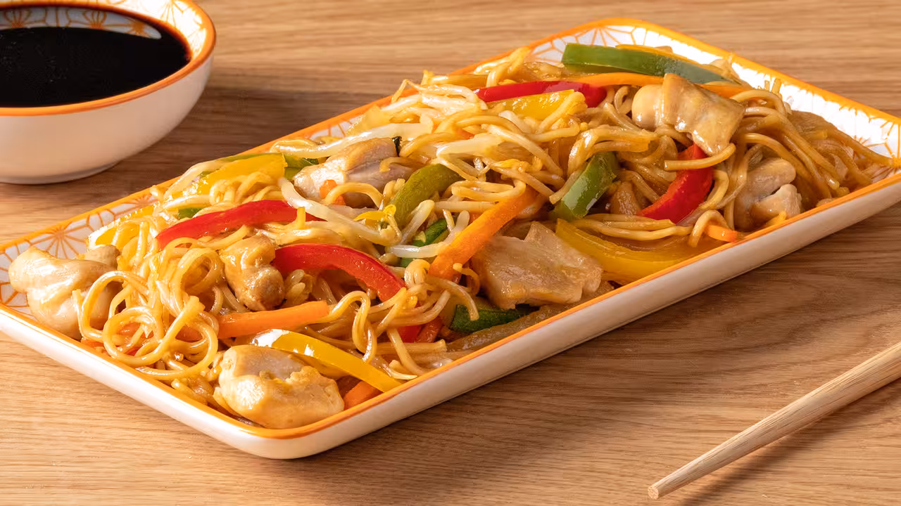 Fideos chow mein salteados